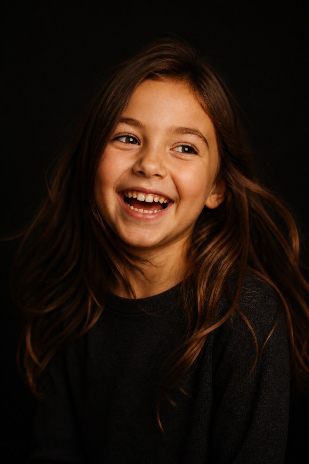 Lachendes Kind mit bewegtem Haar, warmes Licht